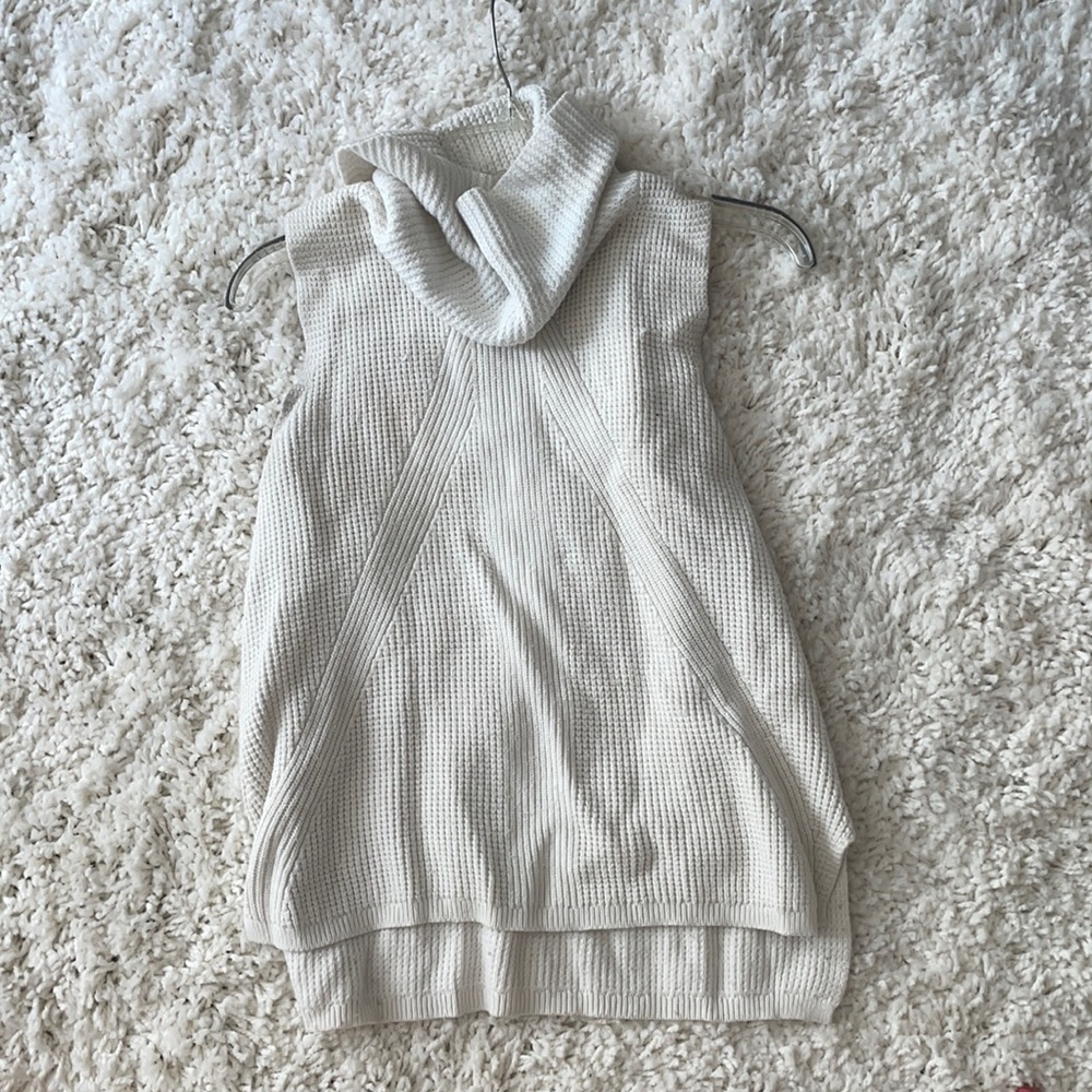 Sleveless turtleneck. Great with white pants